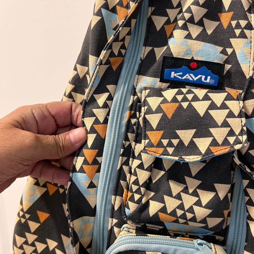 KAVU Rope Sling Bag with Triangular Design - Picture 4 of 5